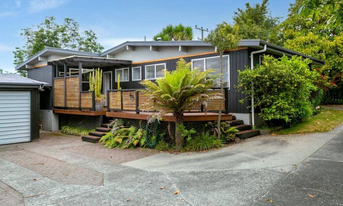 Nukuhau House | Richards - Spacious, charming, private and cosy, with Spa Bath and large outdoor deck