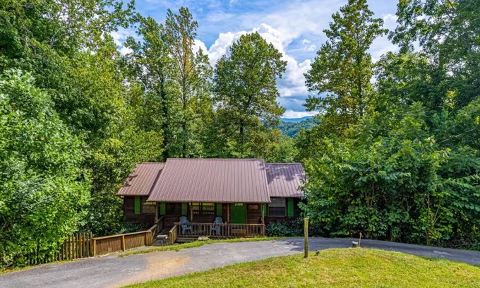 Pigeon Forge Cabin | Ridgeway Retreat — Cozy Cabin in Pigeon Forge, Perfect location and Pet Friendly