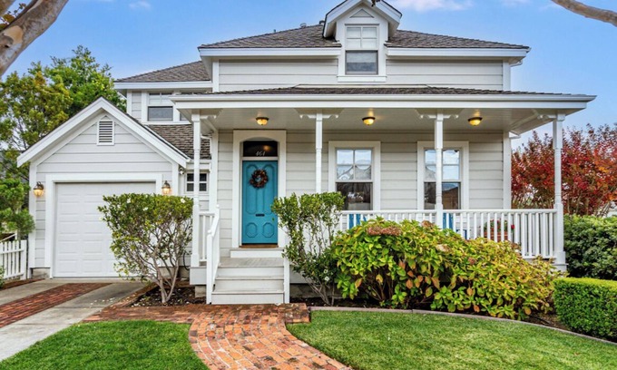 Sonoma House | Right in the heart of SONOMA PLAZA - Adorable, Historical 1865 Victorian!