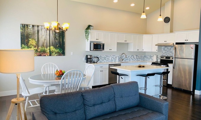 Ladysmith Condo | Right off Main Street, near delicious bakeries and more.10 minute walk to beach!
