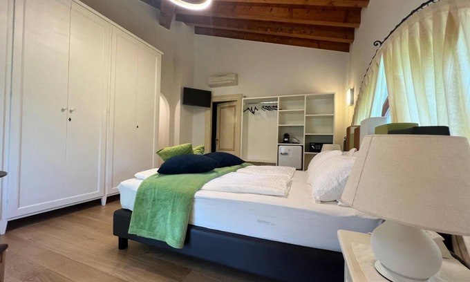 Lonato del Garda House | Rilassati in Un'accogliente Camera Deluxe Direttamente sul Giardino