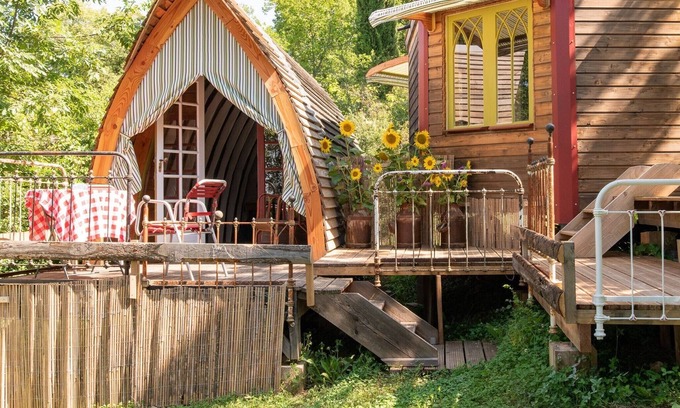 Villeneuve d'Aveyron Cottage | RITA'S TRAILERS. In the countryside near the village. Swimming pool. Pets welcome!