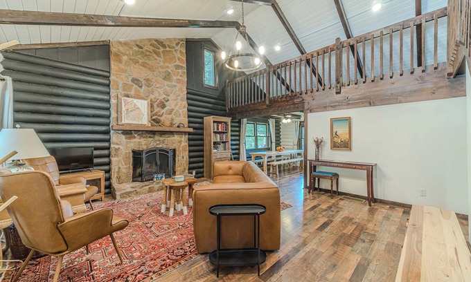 Demorest Cabin | River Bend Lodge- Soque Riverfront Log Cabin | Hot Tub | Pool Table | Movie Room