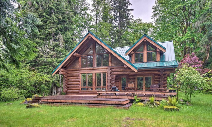 Baring Cabin | River frontage, luxurious Log Cabin near Steven's Pass Ski Resort on 1 acre.
