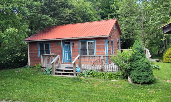 Warrensville Cabin | River Otter Cottage On The New RivernPerfect for couples or family adventure