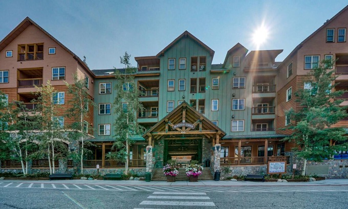 Dillon Condo | River Run Village Walk To Gondola Pool Hot Tubs Restaurants and Shops DELUXE
