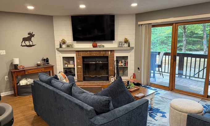 North Woodstock Condo | Riverfront 1st FL 2BR/2BA Condo at Deer Park – Mins to Loon, Foliage & Skiing!
