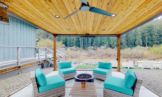 Monte Rio House | Riverfront Escape