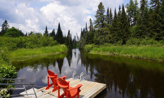 Strong Villa | Riverfront Retreat **HOT TUB** WiFi at the edge of Muskoka