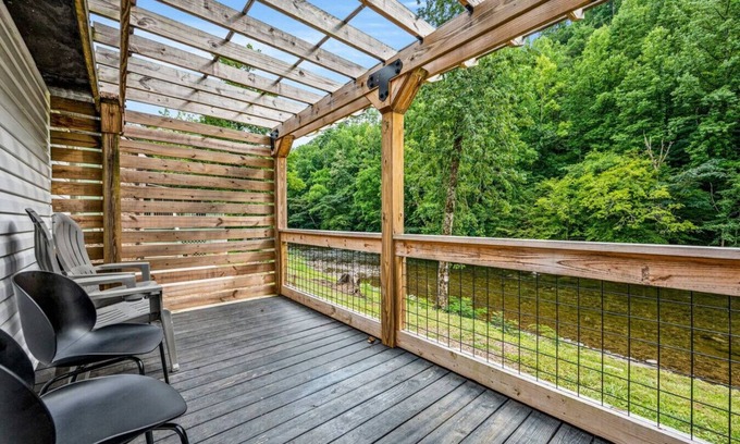 Townsend Cottage | Riverfront w/Grill + Fire Pit | Close to GSMNP!