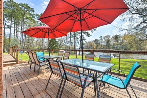 Reedville House | Rivers Edge Retreat with Kayaks and River Access!