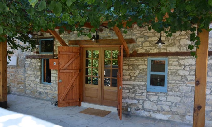 Vasa Koilaniou House | Riverside Cottage