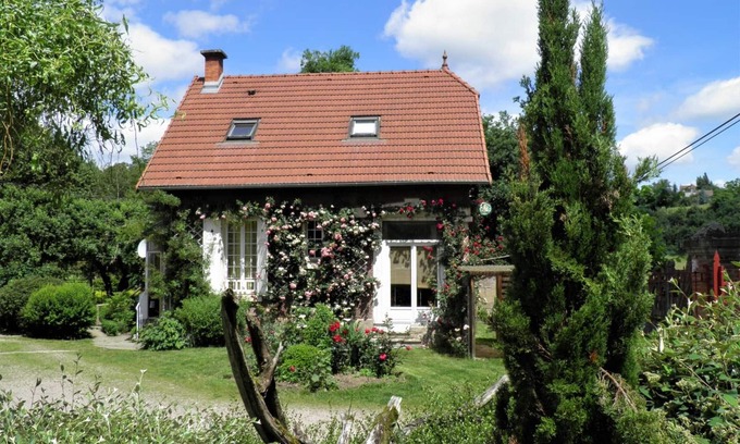Herisson Cottage | Riverside Cottage: Garden, Fireplace, Family Friendly - Hérisson, France