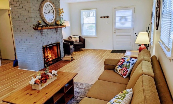Bakerton House | Riverside cottage, minutes from historic Harpers Ferry! Private river access!
