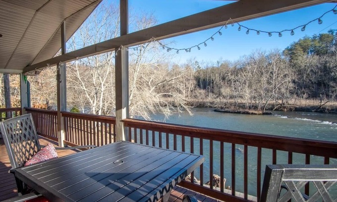 Franklin House | Riverside retreat w/soothing views & soft sounds
