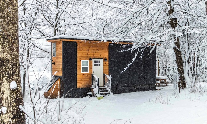 Johnson Cabin | Riverside Tiny House with hot tub near Stowe