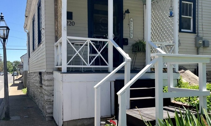 Lake Forest Estates Cottage | ⚜️Rivertown Retreat⚜️ Lewis & Clark: King BednSleeps 4