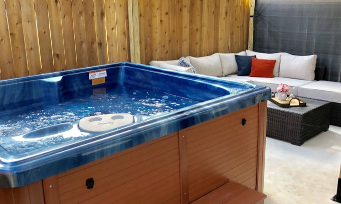 Near East Side House | RIVERWALK/ALAMODOME TOWNHOME - WITH HOT TUB & Wood Fire Pit!1 MILE TO RIVERWALK