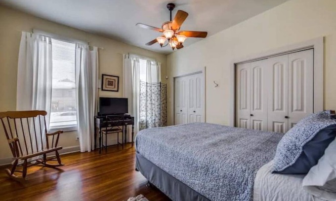 Historic Garderns Apartment | Riverwalk/Alamodome/Suite 1