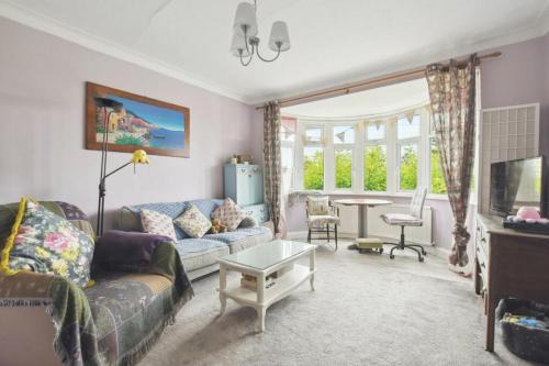 Blackburn House | roberts comfy place