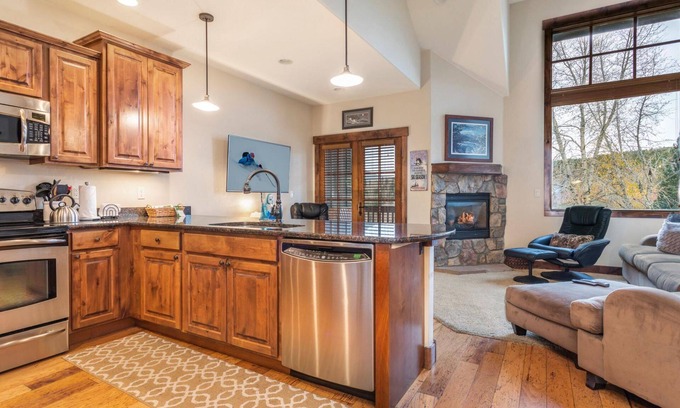 Wildernest Condo | Rolling Ridge Lodge: Mountain and Lake Views, Private Hot Tub, Close to Keystone and Breckenridge!
