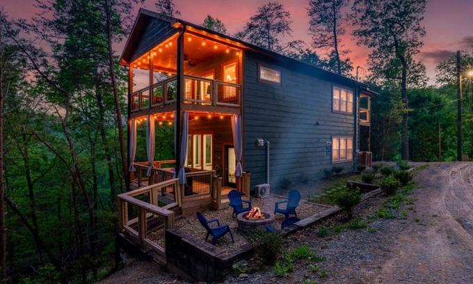 Gatlinburg Cabin | Romantic Cabin Retreat By Ghosal Luxury Lodging