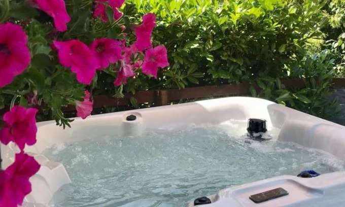 Nantwich Cabin | ROMANTIC COLONIAL LODGE WITH HOT TUB, RURAL CHESHIRE