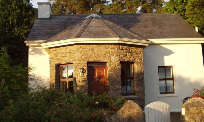 Glenbeigh House | Romantic cottage for two, on the Kerry long distance hiking trail, few minutes to the sea