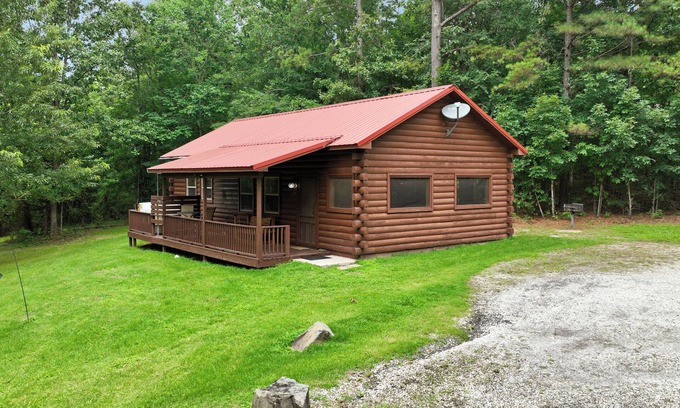 Bismarck Cabin | Romantic Creek Cabin with Hot Tub