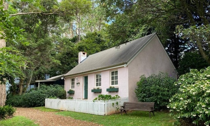 North Tamborine Cottage | Romantic English Cottage on Tamborine Mountain, Double Spa and Wood Fire Place