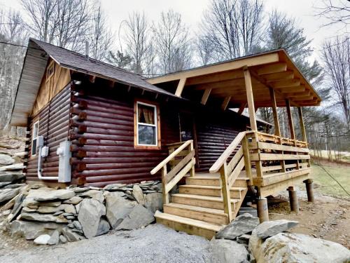 Lisbon House | Romantic Escapes to New Hampshire in this Cozy Log Cabin in Lisbon