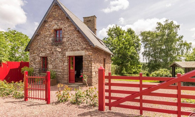 Gavray Apartment | Romantic getaway in a detached house in Gavray-sur-Sienne