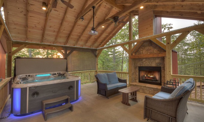 Blue Ridge Cabin | Romantic Getaway, King Bed, privateHOT TUB,Outdoor Fireplace&movies, DOWNTOWN 1m