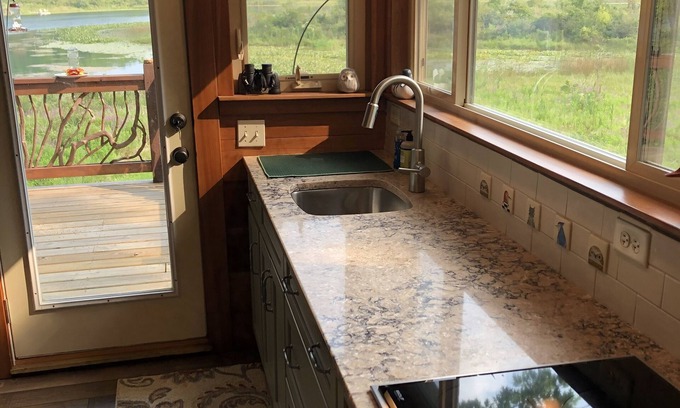 Jones Cottage | Romantic lakeshore treehouse: beautiful views, solitude & fiber-optic WiFi