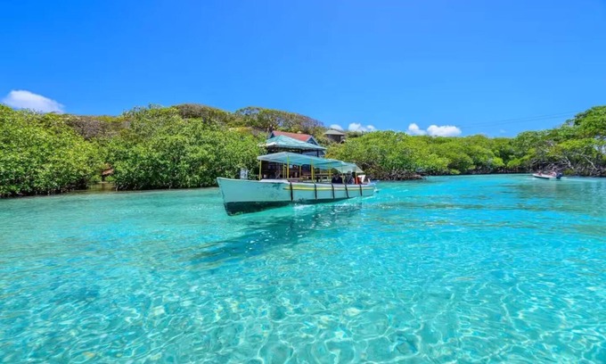 Sandy Bay Cottage | Romantic Oceanfront Casita in Sandy Baynn