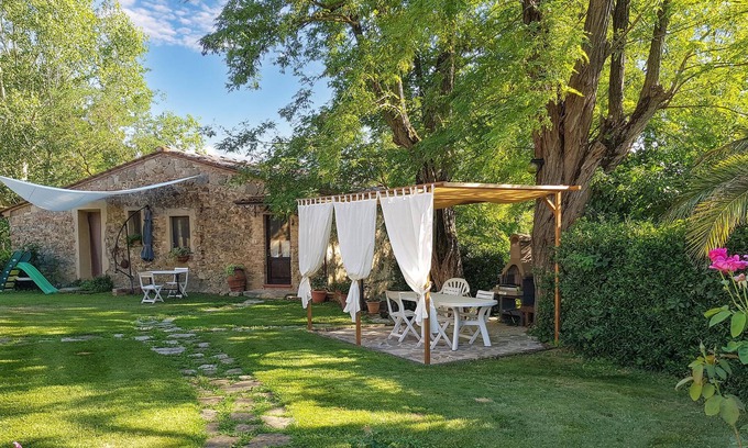 Montecalvoli House | Romantic part of a semi-detached house in an old mill 3 km from Lorenzana, in the countryside around