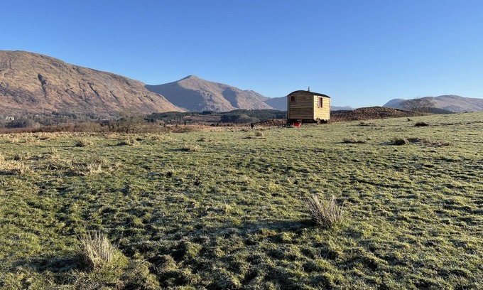 Dalmally Cabin | Romantic Shepherds Hut set above loch on highland farm