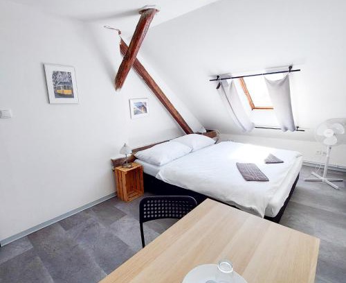 Prague 7 House | Romantický pokojíček v podkroví R5