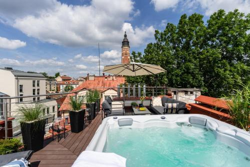 City Centre Apartment | Rooftop Wawel view with jacuzzi l luxury apartment