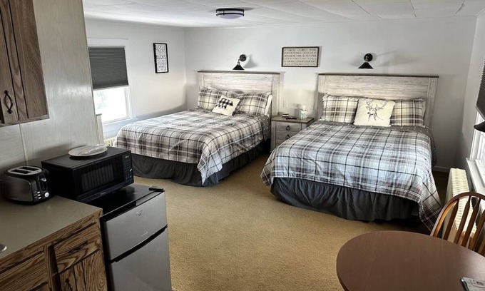 Schroon Lake Hotel | Room 110 two queen beds