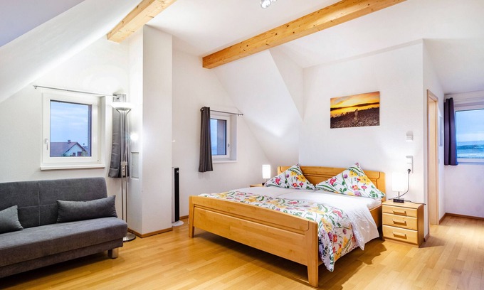 Reichenau Apartment | Room 3 with Shared Garden and Wi-Fi