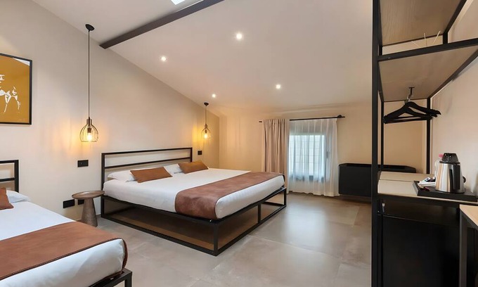 Castelnuovo del Garda Apartment | Room 'Agr Casa Pezzo Triple Room 3' with Shared Pool, Wi-Fi and Air Conditioning