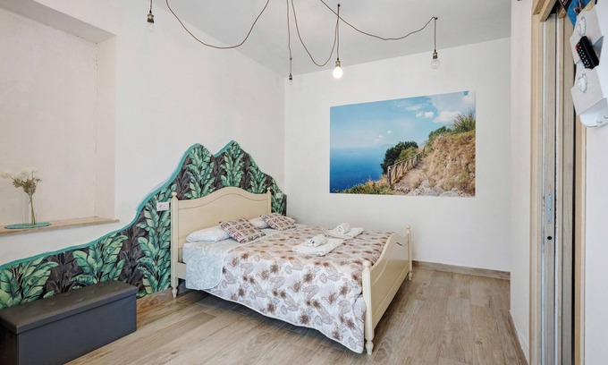 Piazza-Tralia-Pendolo Apartment | Room 'Camera Sentieri Con Vista Vesuvio' with Mountain View, Wi-Fi and Air Conditioning