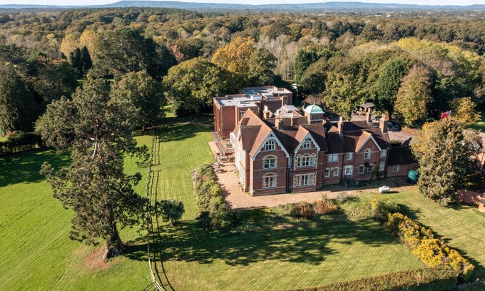 Cranleigh House | Room-comfortable and Spacious - Guest Ro