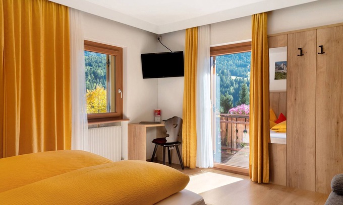 Villnoss Apartment | Room 'Dreibettzimmer 2' with Mountain View, Private Terrace and Wi-Fi