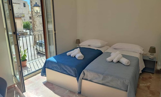 Giuliana Apartment | Room 'Eleonora D'Aragona' with Mountain View, Wi-Fi and Air Conditioning