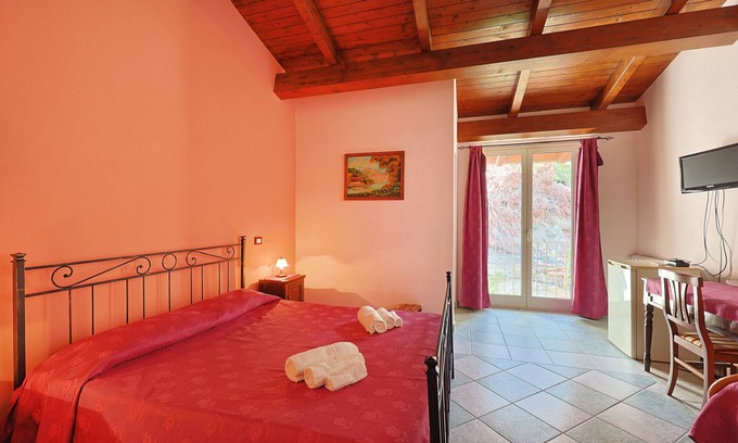 Patti Apartment | Room 'Filicudi' with Shared Terrace, Shared Garden and Air Conditioning