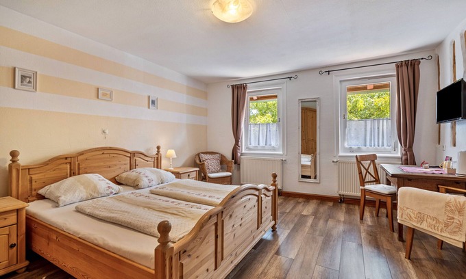 Rosenfeld Apartment | Room 'Hofblick' with Shared Garden and Wi-Fi