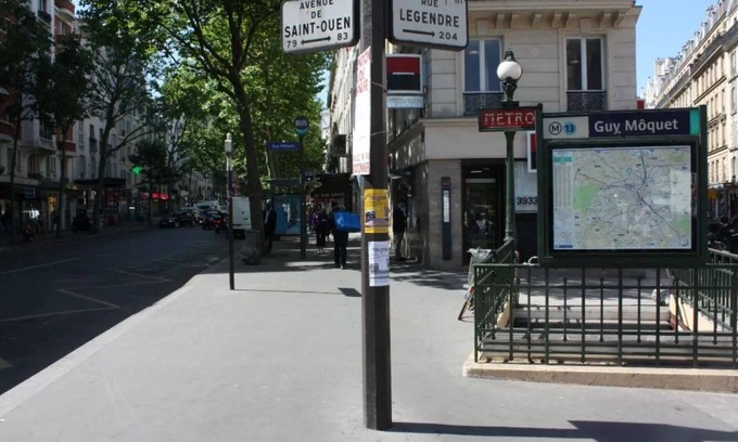 Quartier des Grandes-Carrieres Hotel | Room in Montmartre with privat shower and shared WC