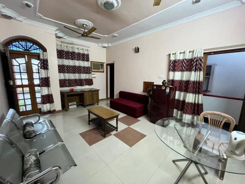 Gomti Nagar House | Room in the Heart of Gomti Nagar